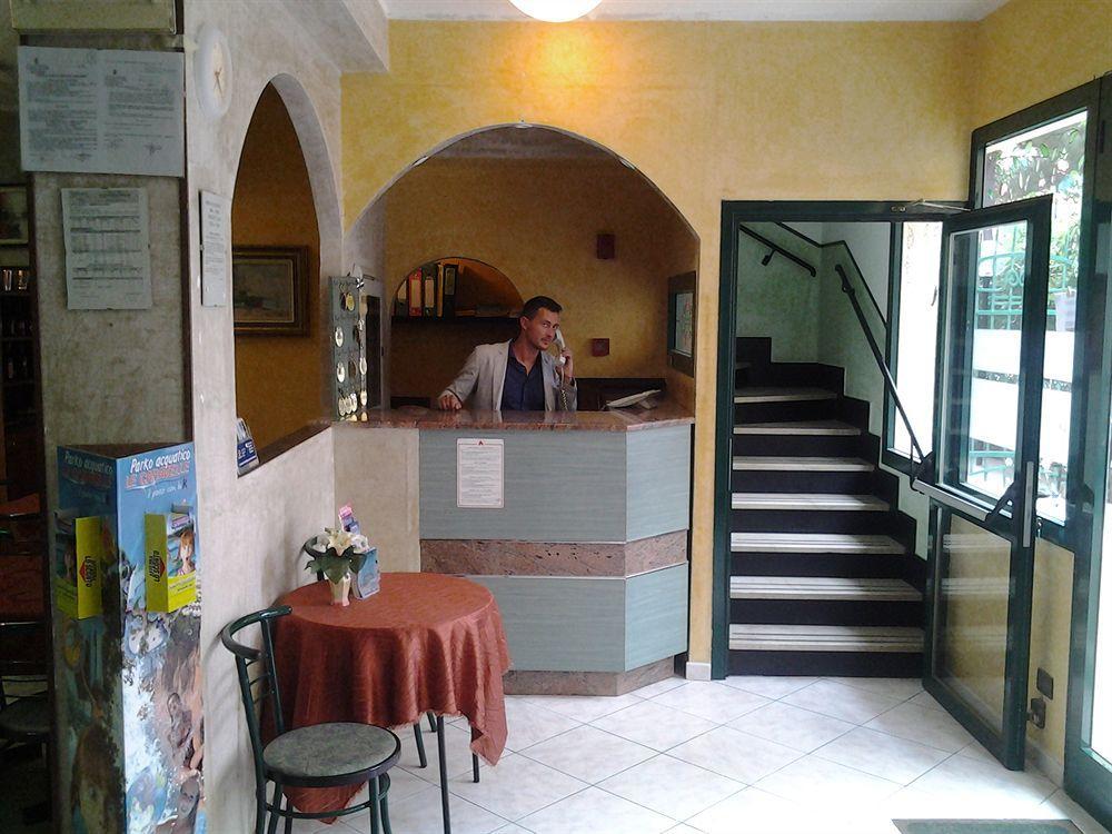Hotel Lady Susanna Вараце Екстериор снимка